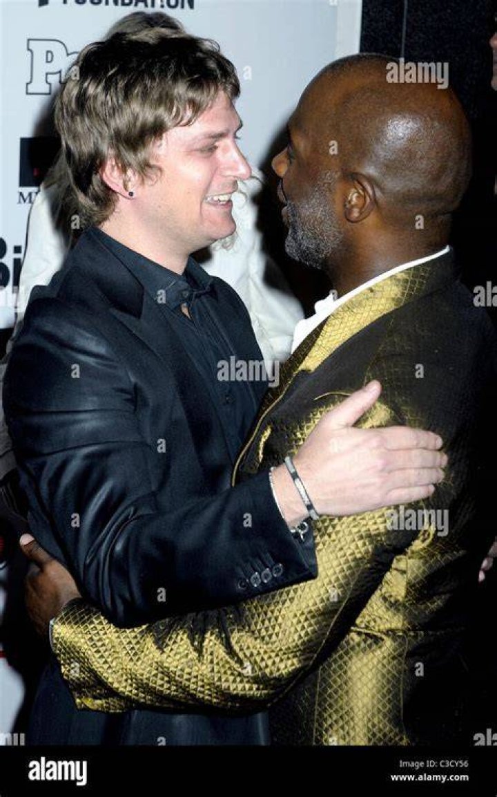 Bebe Winans (L) and Rob Thomas and wife Marisol arrive for the 2009