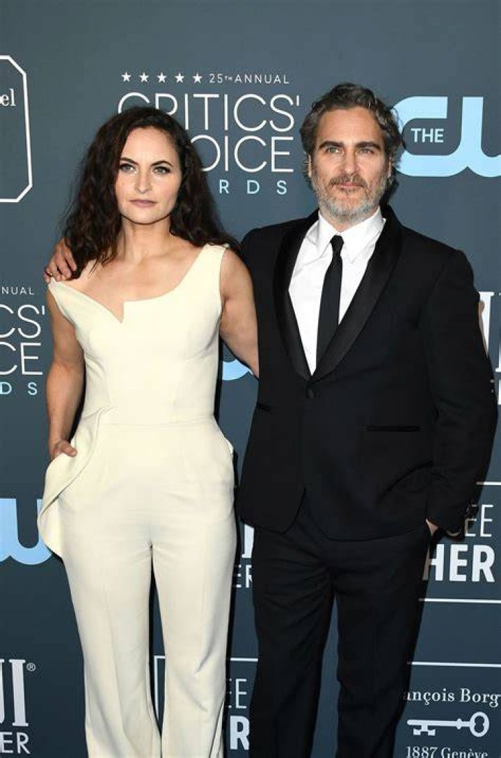 Joaquin Phoenix y Rain Phoenix en la alfombra de los Critics' Choice