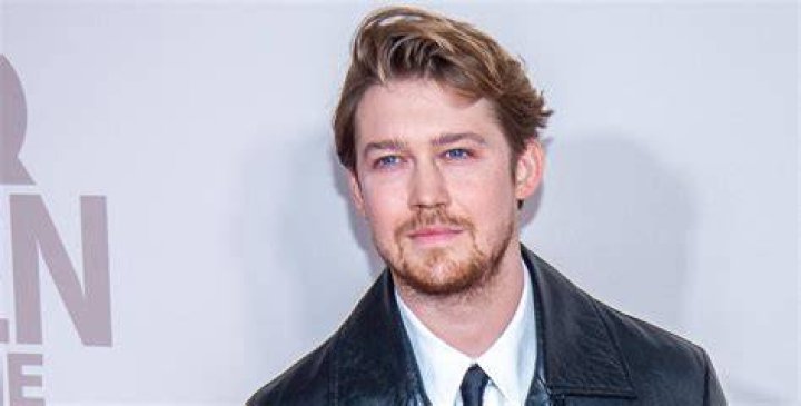 Joe Alwyn Bio, Net Worth, Age, Height, Wife, Movies and Tv Sows