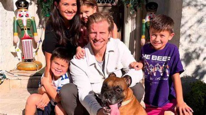 Sean Lowe [Profiles] &bull; Instagram, Twitter, TikTok Foller