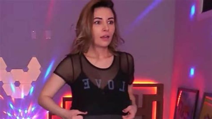 Twitch gamer Alinity flashes boob during live stream in awkward